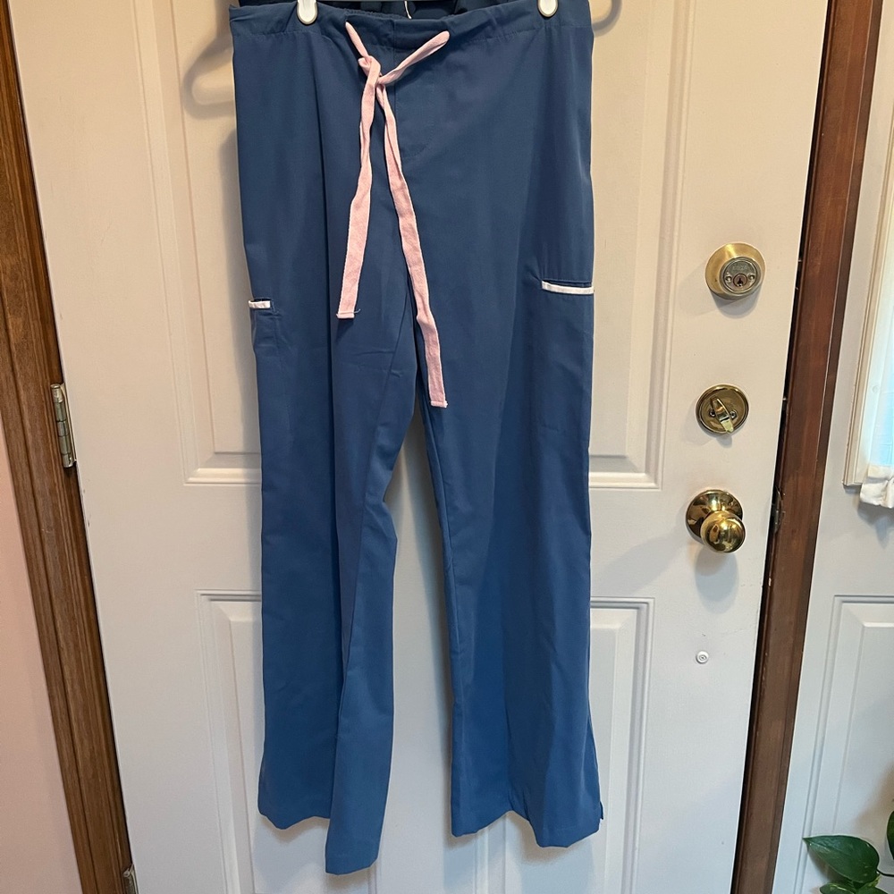 SCRUB SET - Women’s Extra Small - Blue. Double pockets on top and bottom. Comfy! - Picture 5 of 5